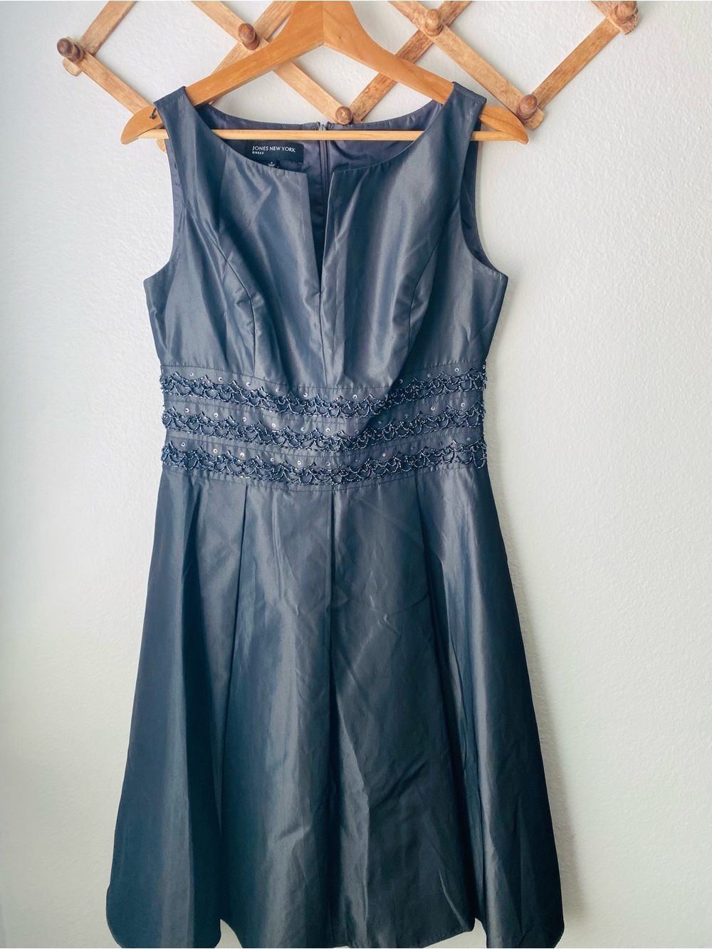 Jones New York Dress Size 4 Gray Beaded Fit & Flare Cocktail Dress 0004)